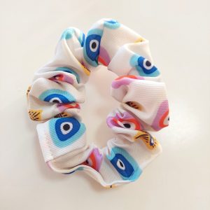 Colita Scrunchie ojo turco blanco