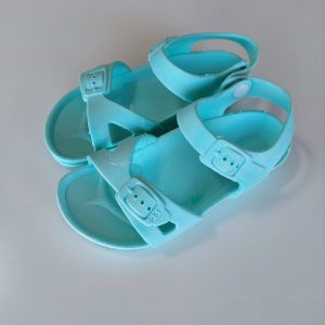 Sandalia con botón verde agua