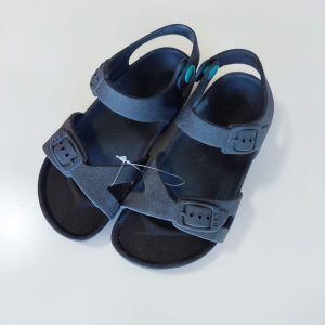 Sandalia con botón negra