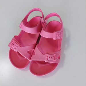 Sandalia con botón fucsia