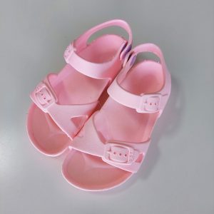 Sandalia con botón rosa