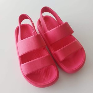 Sandalia tres tiras fucsia